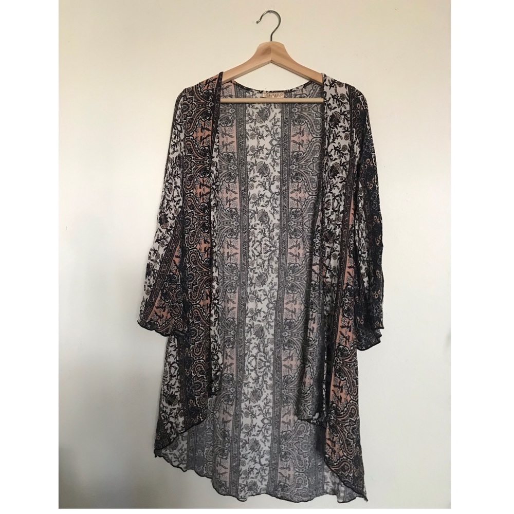 Flowy paisley bell sleeve kimono sze M